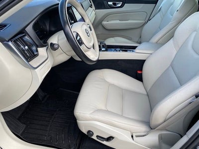 2023 Volvo XC60 Plus Bright Theme